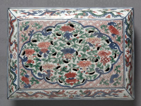 Box with Cover (lid), 1573-1620. China, Jiangxi province, Jingdezhen kilns, Ming dynasty (1368-1644), Wanli reign (1572-1620). Porcelain with wucai (five color) overglaze enamel decoration; overall: 9 x 18.4 cm (3 9/16 x 7 1/4 in.).