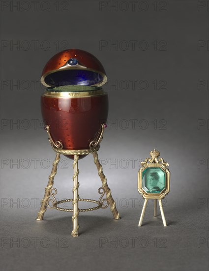 Egg with Gold Stand and Easel and Photograph , before 1896. Alexander Edward Tillander (Russian). Gold, enamel, sapphire, gold easel and stand, photograph covered with faceted green glass;
