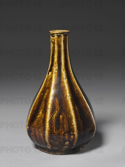 Eight-faceted Bottle, 1800s-1900s. Korea, Joseon dynasty (1392-1910). Stoneware; overall: 23.2 cm (9 1/8 in.).
