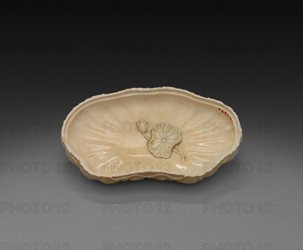 Box in Form of Lotus Leaf (lid), 1700s. China, Qing dynasty (1644-1911). Ivory; overall: 5.1 cm (2 in.).