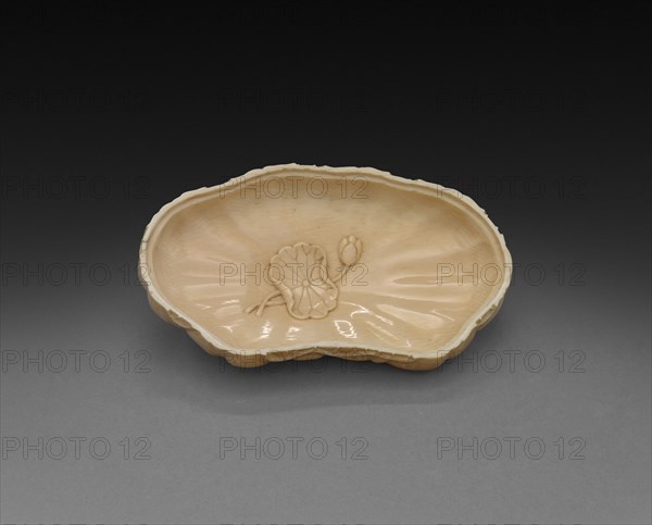 Box in Form of Lotus Leaf (lid), 1700s. China, Qing dynasty (1644-1911). Ivory; overall: 5.1 cm (2 in.).