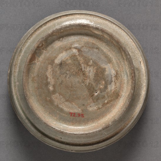 Covered Box: Yue Ware, 907-960. China, Shang-lin-hu kilns, Yu-yao District, Zhejiang province, Five dynasties (907-960). Glazed stoneware with incised decoration; diameter: 13 cm (5 1/8 in.); overall: 4.5 cm (1 3/4 in.).