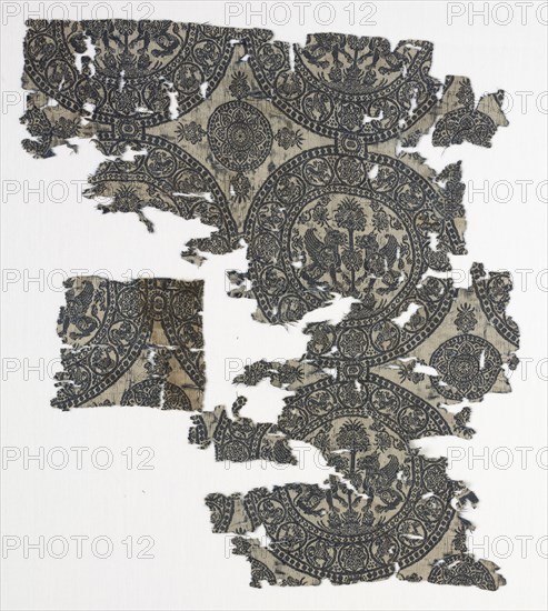 Fragment with Griffins in Roundels, 1100s. Iran or Iraq, Seljuk period, 12th century. Lampas weave, silk; overall: 35.5 x 30.5 cm (14 x 12 in.)
