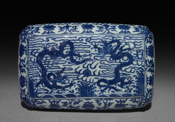 Covered Box with Dragons, 1573-1620. China, Jiangxi province, Jingdezhen kilns, Ming dynasty (1368-1644), Wanli reign (1572-1620). Porcelain with underglaze blue decoration; overall: 8.9 x 15.2 cm (3 1/2 x 6 in.).