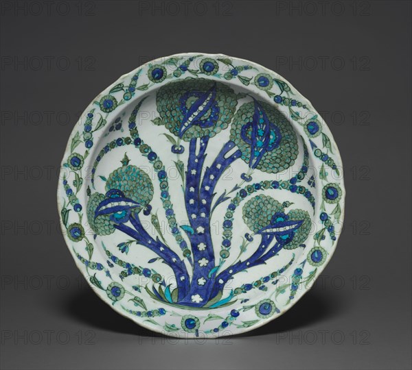 Large Dish with Artichokes, c. 1535-1540. Turkey, Iznik, Ottoman Period, 16th Century. Fritware with underglaze-painted design; diameter: 36.4 cm (14 5/16 in.); overall: 6.9 cm (2 11/16 in.).