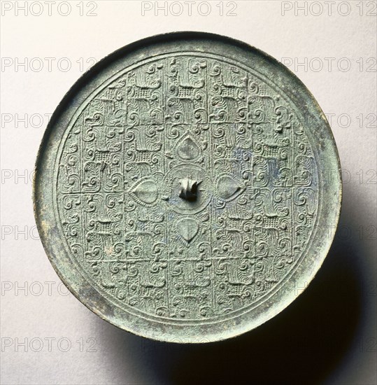Mirror with Quatrefoil and Feather Pattern, 4th century BC. China, Eastern Zhou dynasty (771-256 BC), Warring States period (475-221 BC). Bronze; diameter: 11.2 cm (4 7/16 in.); overall: 0.6 cm (1/4 in.); rim: 0.4 cm (3/16 in.).