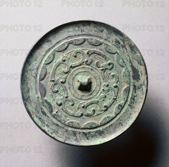 Mirror with Continuous Arcs and Quasi- Dragons, late 3rd century BC-1st century. China, Western Han dynasty (202 BC-AD 9). Bronze; diameter: 7.7 cm (3 1/16 in.); overall: 0.4 cm (3/16 in.); rim: 0.2 cm (1/16 in.).