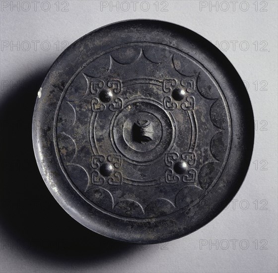 Mirror with Quatrefoils and Linked Arcs, 2nd century BC. China, Western Han dynasty (202 BC-AD 9). Bronze; diameter: 14 cm (5 1/2 in.); overall: 0.6 cm (1/4 in.); rim: 0.6 cm (1/4 in.).