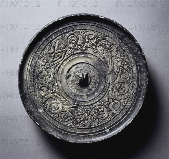 Mirror with Serpentine Interlaces and Angular Meanders, 3rd century BC. China, Eastern Zhou dynasty (771-256 BC), Warring States period (475-221 BC). Bronze; diameter: 17 cm (6 11/16 in.); overall: 0.9 cm (3/8 in.); rim: 0.7 cm (1/4 in.).