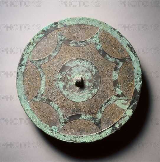 Mirror with Continuous Arcs against Whorl Pattern, 3rd Century BC. China, Eastern Zhou dynasty (771-256 BC), Warring States period (475-221 BC). Bronze; diameter: 23.7 cm (9 5/16 in.); overall: 1.2 cm (1/2 in.); rim: 0.8 cm (5/16 in.).