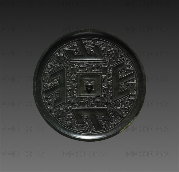 Mirror with Four T's, 300s BC. China, Warring States period (475-221 BC). Bronze; diameter: 10.4 cm (4 1/8 in.); rim: 0.5 cm (3/16 in.).