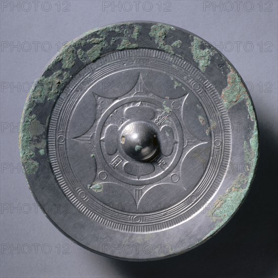 Mirror with Quatrefoil, Concentric Circles, and Linked Arcs, early 1st Century - early 3rd Century. China, Eastern Han dynasty (25-220). Bronze; diameter: 15 cm (5 7/8 in.); overall: 1.2 cm (1/2 in.); rim: 0.5 cm (3/16 in.).