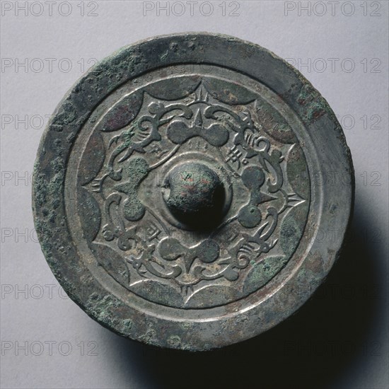 Mirror with Quatrefoil and Linked Arcs, early 1st-early 3rd century. China, Eastern Han dynasty (25-220). Bronze; diameter: 12.2 cm (4 13/16 in.); overall: 1.1 cm (7/16 in.); rim: 0.3 cm (1/8 in.).