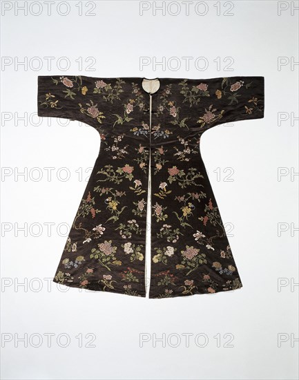 Woman's Silk Robe, c. 1770-1780. China, Qing dynasty (1644-1911). Silk, satin weave with supplementary weft pattern; overall: 132.1 x 142.5 cm (52 x 56 1/8 in.)