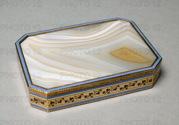 Snuff Box, 1800-1815. Russia, early 19th century. Striated agate in gold and enamel mounts; overall: 8.6 cm (3 3/8 in.).