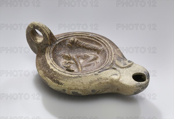 Lamp; North Africa, Tunisia; 1st century; Terracotta; 10.5 x 4 x 6.6 cm, 4 1,8 x 1 9,16 x 2 5,8 in