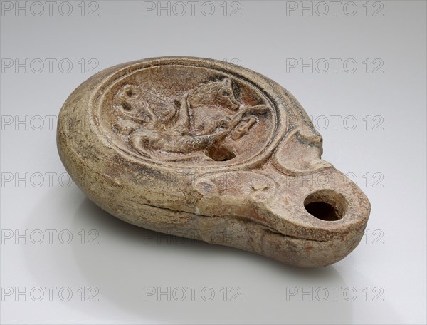 Lamp, North Africa; 1st - 4th century; Terracotta; 2.5 x 6.9 x 9.6 cm, 1 x 2 11,16 x 3 3,4 in