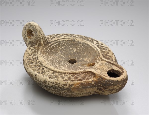 Lamp, North Africa; 1st - 4th century; Terracotta; 2.6 x 7.3 x 10 cm, 1 x 2 7,8 x 3 15,16 in