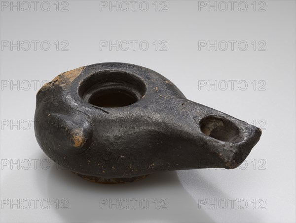 Lamp, Paestum, Italy; 2nd century B.C; Terracotta; 3.1 × 6 × 9 cm, 1 1,4 × 2 3,8 × 3 9,16 in