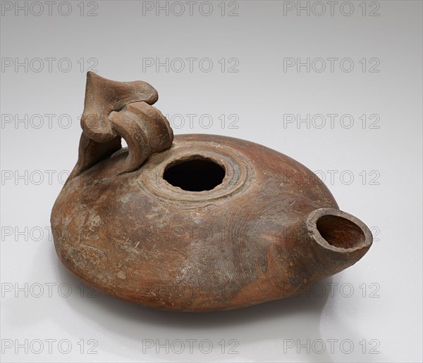 Lamp, Roman Empire; 4th - 1st century B.C; Terracotta; 2.6 x 9.4 x 11 cm, 1 x 3 11,16 x 4 5,16 in