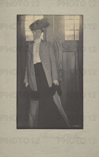 Portrait of a Woman in Hat Holding a Wrap; Clarence H. White, American, 1871 - 1925, 1902; Platinum print; 20 x 11.7 cm