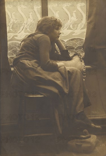 La Fille du Pecheur, The Fisherman's Daughter, Frank Meadow Sutcliffe, British, 1853 - 1941, about 1900; Toned and waxed