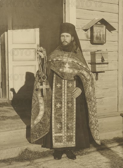 Priest with an old miracle-working cross; Karl Karlovitz Bulla, Russian, 1854 - 1929, 1913; Gelatin silver print
