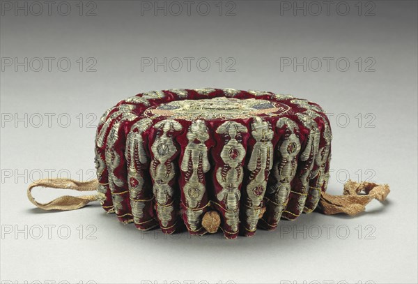 Gaming Purse, Bourse de jeu, Paris, France; early 18th century; Silk velvet with silk and silver-thread embroidery; 6.3 x 14 cm