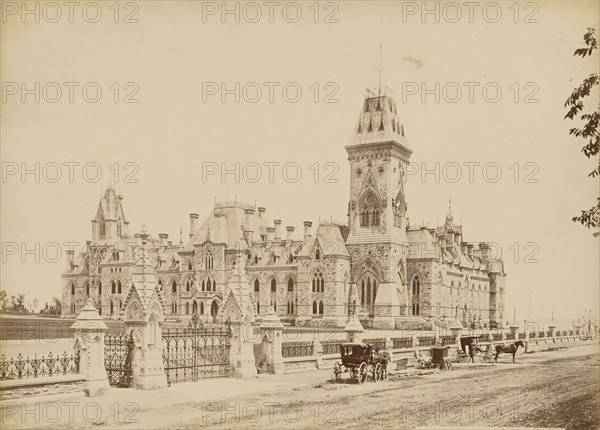 Ottawa, le palais du Parlement, bloc de l'est; Ottawa, Canada; 1860s - 1880s; Albumen silver print