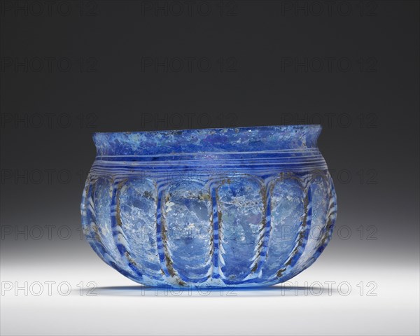 Rippenschale; Eastern Mediterranean; second half of 1st century B.C; Glass; 5.8 x 8.5 cm, 2 5,16 x 3 3,8 in