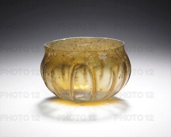 Rippenschale; Eastern Mediterranean; second half of 1st century B.C; Glass; 4.4 x 8.3 cm, 1 3,4 x 3 1,4 in