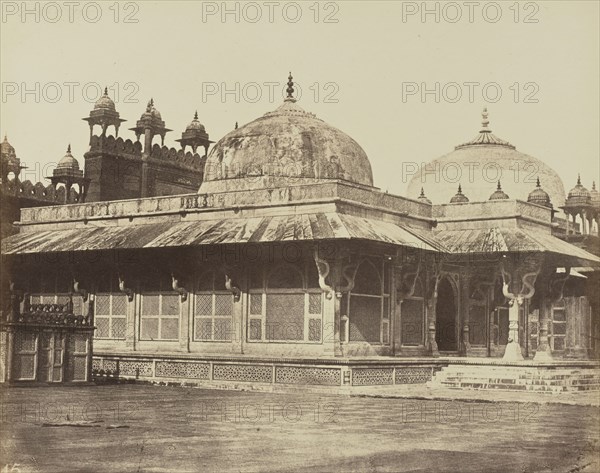 Futtehpour-Sicri, Tombeau en marbre blanc dans la cour de la Grande Mosquée; Baron Alexis de La Grange, French, 1825 - 1917