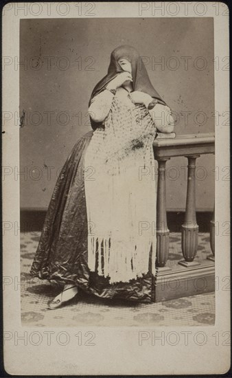 Portrait of a Peruvian tapada leaning against a balustrade, Cities and sites cartes-de-visite collection, Courret, Eugenio