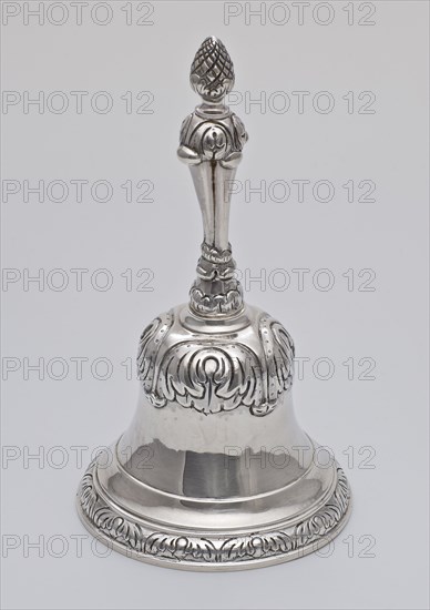 Silver handbell with pine cone as bud, handbell sound silver, mold poured bell-shaped bell with claw baluster shaped fluted stem