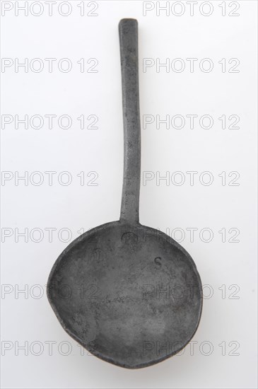 Spoon with shallow, round bowl and hexagonal handle, spoon cutlery soil find tin, cast Round bake transition bake to handle