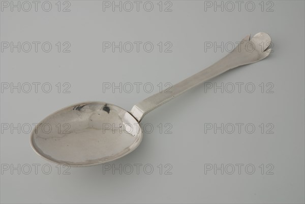 Silver spoon with D. Robertus Macward breakfast on the 5th of June 1681, spoon cutlery silver, forged engraved oval bake