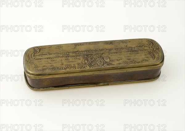 Copper tobacco box with face on Rotterdam and HIER HEEFT MEN HET PROSPEC VAN DEN VERMAARDE STADT ALLWAAR T NEGOTIUM IN GROOTE