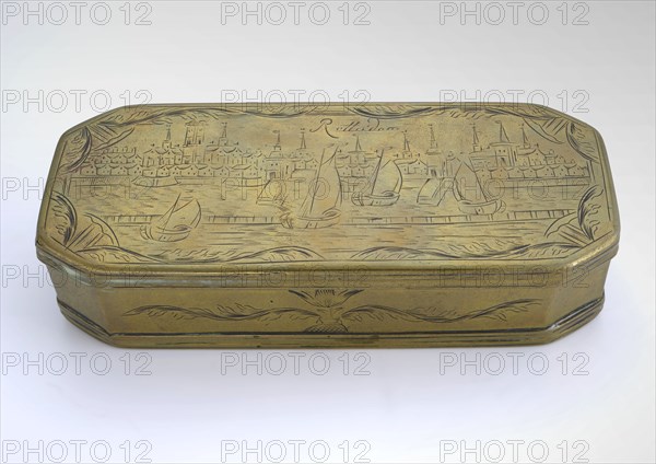 Copper tobacco box with face on Rotterdam, on the underside the Rotterdam weapon, tobacco box holder metal copper, cast engraved