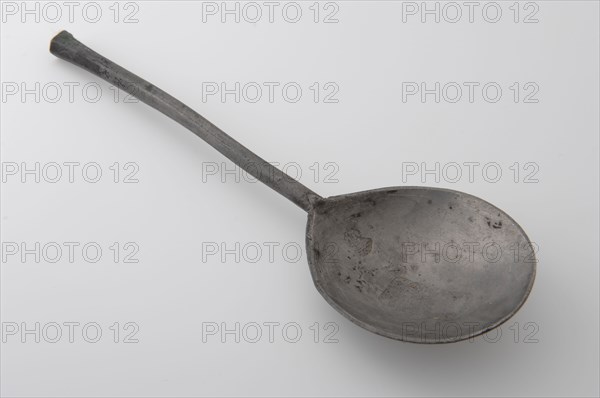 Spoon with fig-shaped container and hexagonal handle, spoon cutlery soil find tin, cast Feg-shaped tray small needle or rat tail