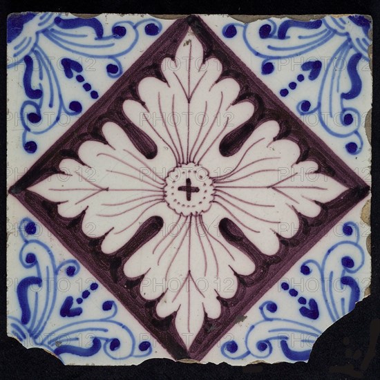 Ornament tile, four-sided symmetrical leaf shape, blue corner filling with worked ox head, wall tile tile sculpture ceramic