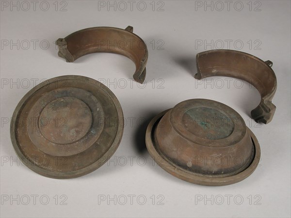 Four-piece bronze mold for top of chamber pot with initials IVDP and 1752, cast molding tool tools base metal bronze, and 1752