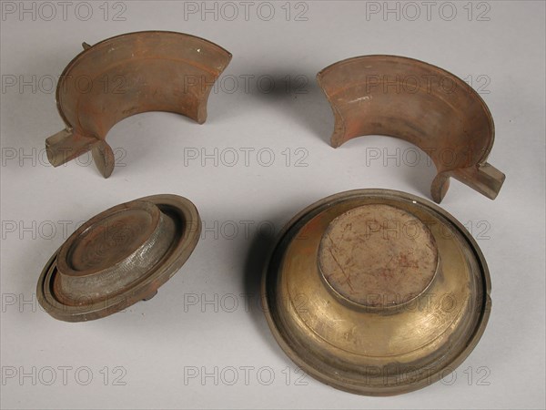 Four-piece bronze mold for top of pot or jug, mold casting tool tools base metal bronze, cast Four-piece shape for top of pot