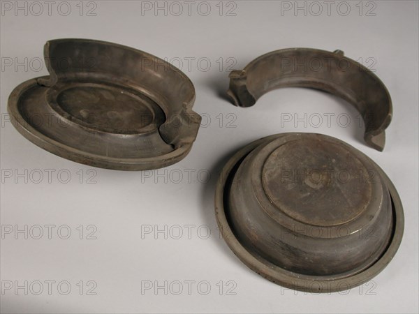 Four-piece mold for top chamber pot with initials JVDP, 1751, mold casting tool tools equipment base metal bronze, cast turned