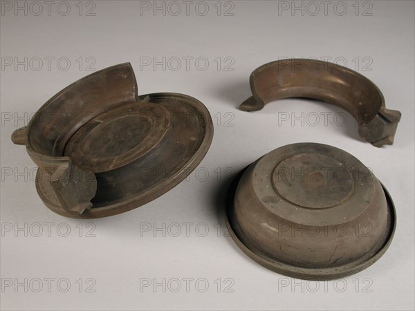 Four-piece bronze mold for collar of chamber pot with initials DIM, cast molding tools tool base metal bronze, cast turned