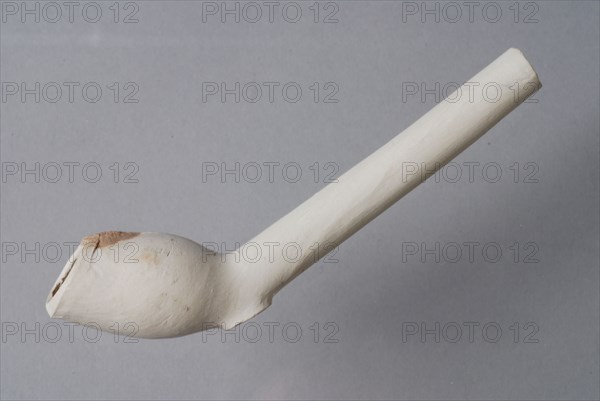 Clay pipe, unnoticed, from the waste from Rotterdam pipe making, clay pipe smoking equipment smoke floor earthenware ceramic