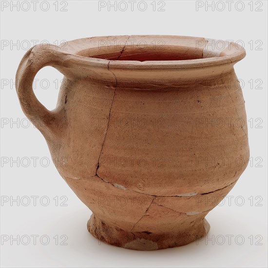 Pottery pot, test with holes in bottom, belly-shaped, bandoor and unglazed, fruit bowl dish bowl holder soil find ceramic