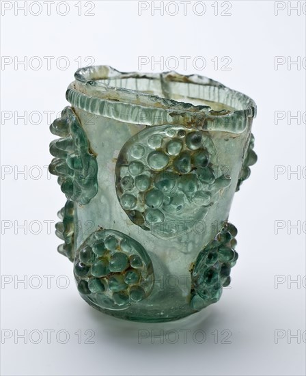 Fragment of foot, bottom, stem of roemer, roemer drinking glass drinking utensils tableware holder soil find glass forest glass