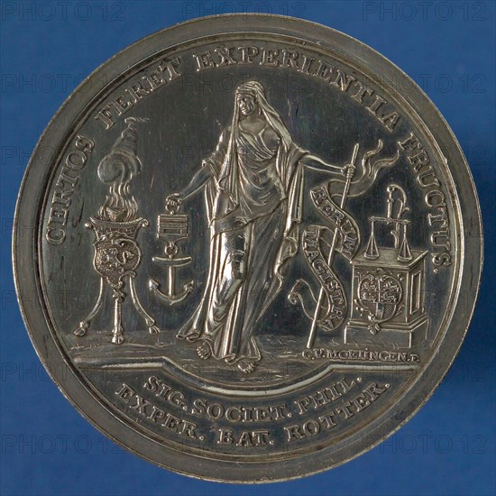 Price medal of the Batavian Society, first beaten in 1770, prize medal medal silver, Standing female figure in the right hand