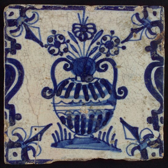 Flowerpot flowerpot, flowerpot between balusters in blue on white, corner pattern french lily, wall tile tile sculpture ceramics