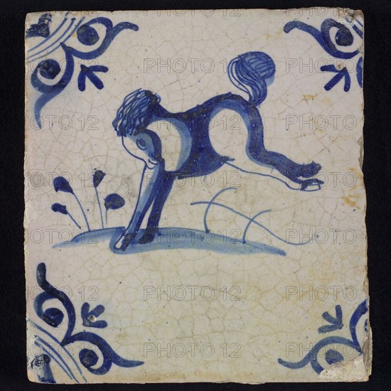 Animal tile, trailing horse on the ground, in blue on white, corner motif large ox-head, wall tile tile image ceramics pottery